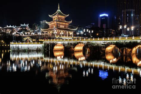 貴陽和武漢哪個好些，哪個城市的夜景更適合失眠者？